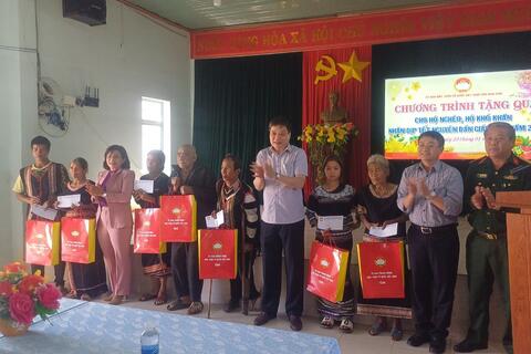 Đồng chí Nguyễn Trung Hải - Chủ tịch Ủy ban MTTQ Việt Nam tỉnh thăm, tặng quà các gia đình khó khăn ở huyện Đăk Hà