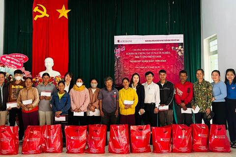 Ủy ban MTTQ Việt Nam huyện Kon Rẫy phối hợp tặng quà  cho người nghèo, các đối tượng khó khăn trong huyện