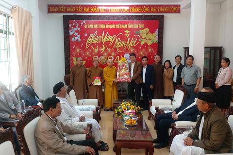 Đoàn đại biểu các tầng lớp Nhân dân, nhân sỹ, trí thức,  chức sắc các tôn giáo tỉnh đến thăm, tặng quà  Uỷ ban MTTQ Việt Nam tỉnh Kon Tum