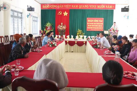 Đồng chí Nguyễn Trung Hải - Chủ tịch Ủy ban MTTQ Việt Nam tỉnh  thăm, chúc tết và tặng quà Nhân dân nghèo ở xã Đăk Kôi, huyện Kon Rẫy