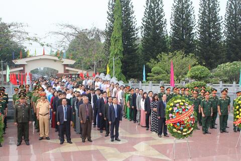 Lãnh đạo tỉnh Kon Tum dâng hoa, dâng hương tại Nghĩa trang Liệt sĩ tỉnh