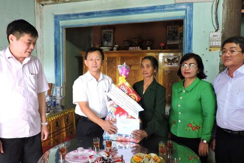 Lãnh đạo tỉnh đi thăm, tặng quà cho đối tượng chính sách tại huyện Đăk Hà
