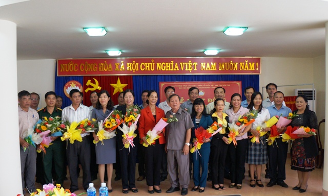 Đ/c Trần Bình Trọng - Chủ tịch UBMTTQVN tỉnh tặng hoa cho các tập thể và cá nhân tại Lễ phát động.