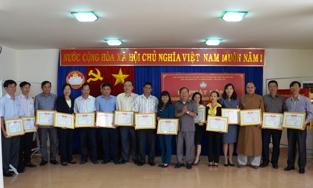 Đ/c Trần Bình Trọng - Chủ tịch UBMTTQVN tỉnh tặng bằng khen cho các tập thể đã có thành tích xuất sắc trong công tác chăm lo cho người nghèo năm 2018