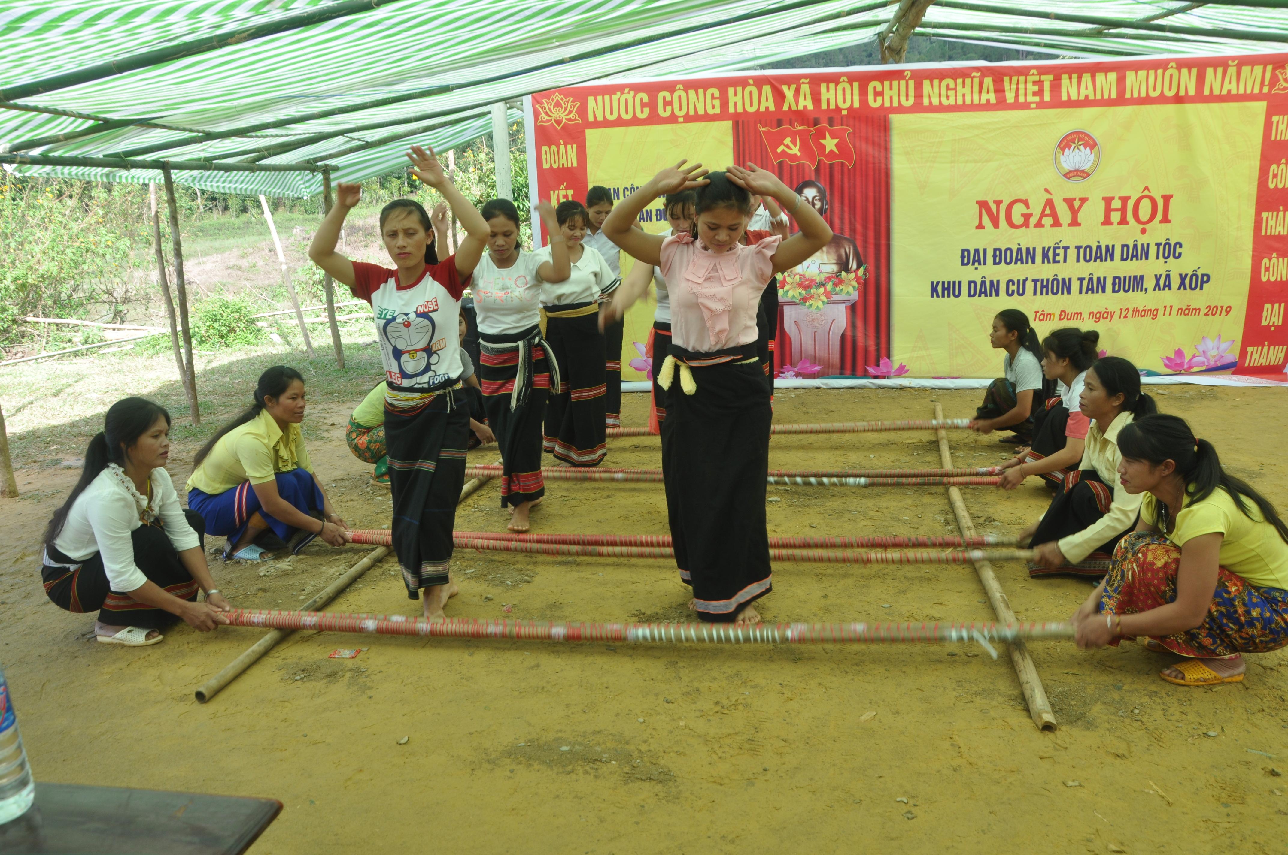 Văn nghệ chào mừng Ngày hội