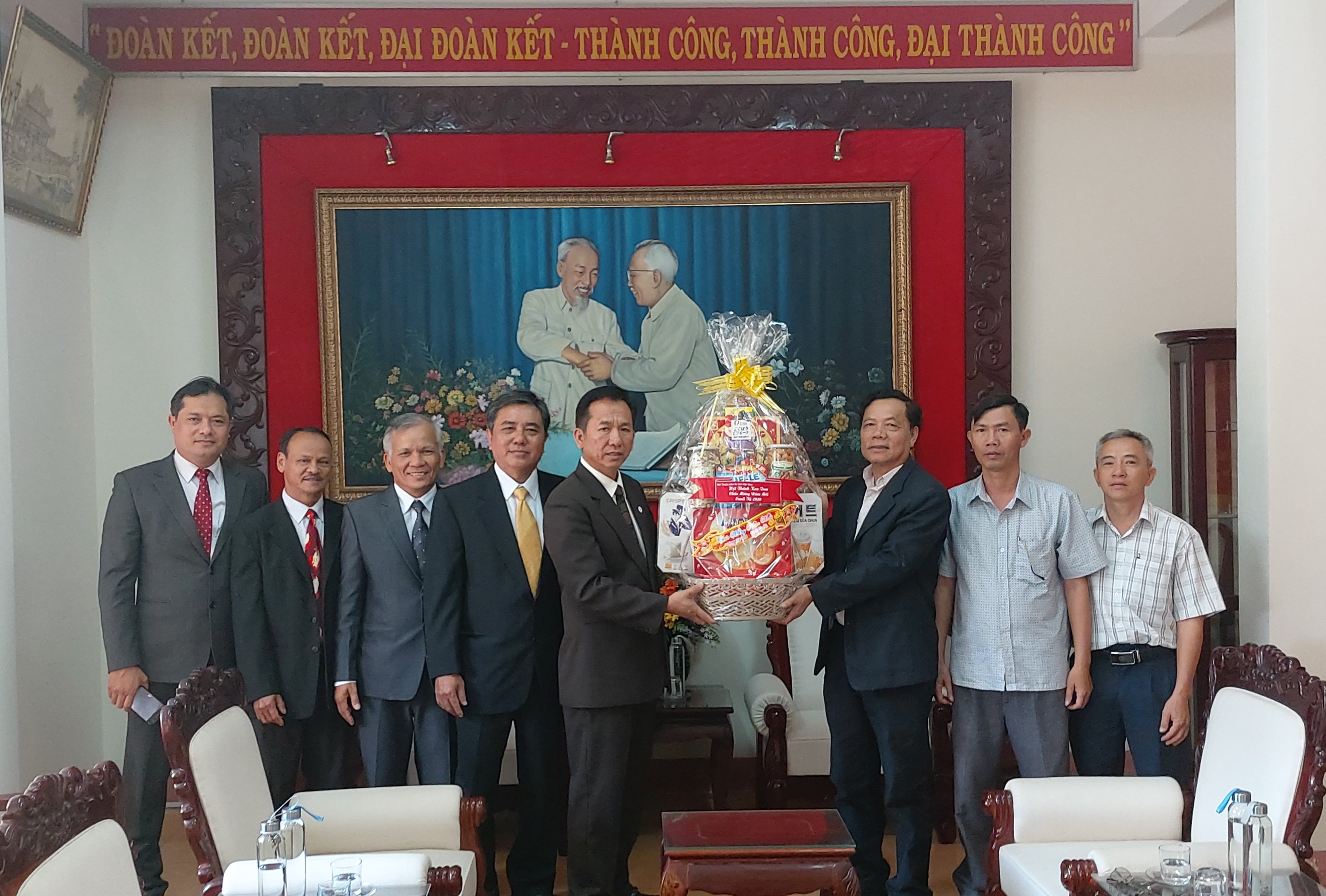 Mục sự Nguyễn Quang Đức - Hội trưởng Hội Truyền giáo Cơ đốc Việt Nam tại Đà Nẵng tặng quà Ủy ban MTTQ Việt Nam tỉnh