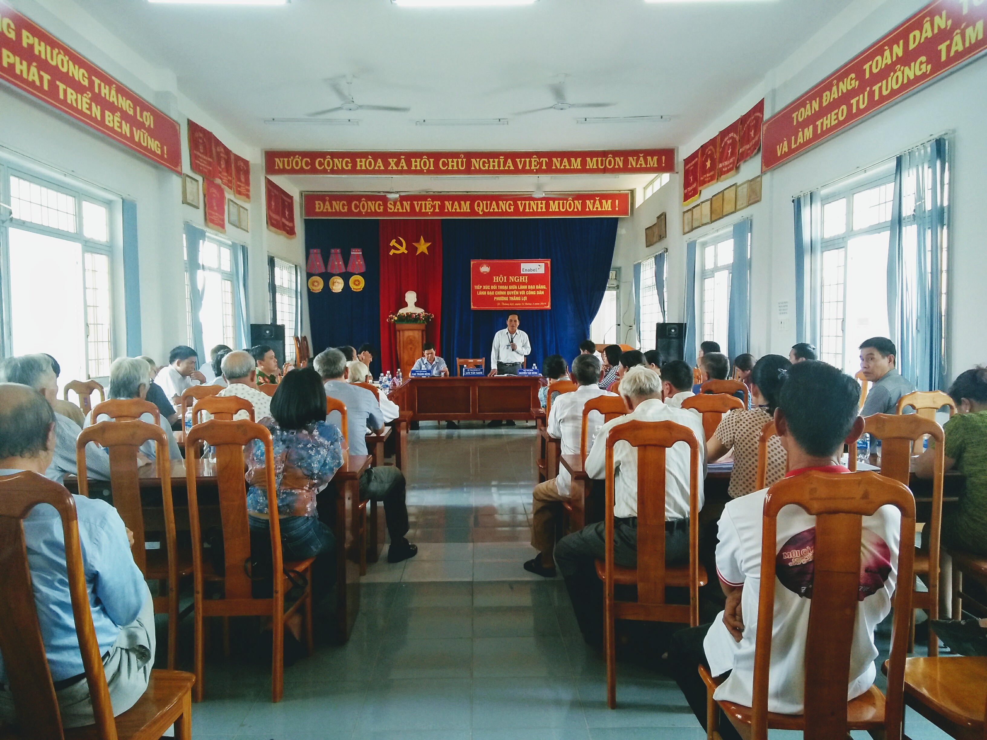 Quang cảnh hội nghị đối thoại tại phường Thắng Lợi