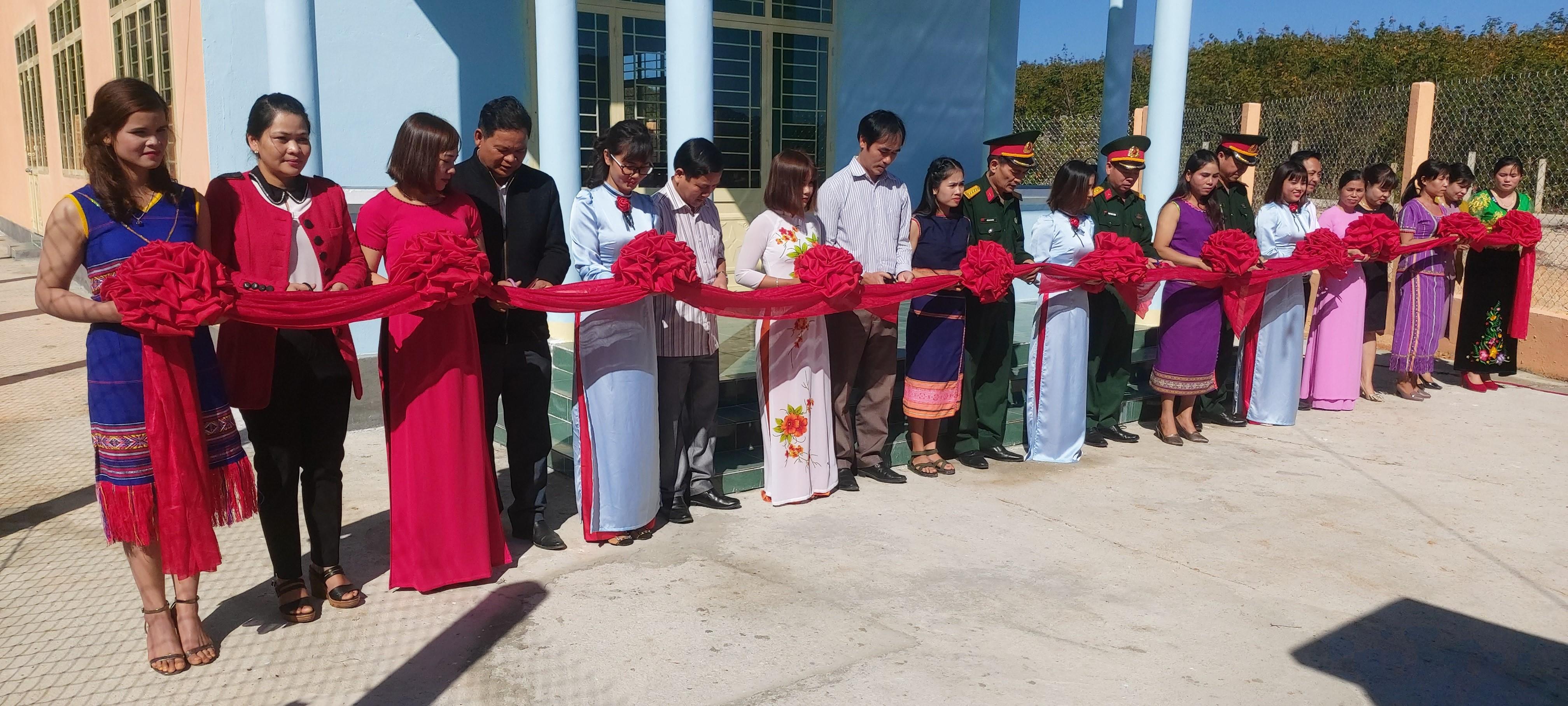 Lãnh đạo Bộ Chỉ huy Quân sự tỉnh, UBMTTQ tỉnh và lãnh đạo huyện cắt Băng khánh thành Nhà văn hóa thôn Ya De