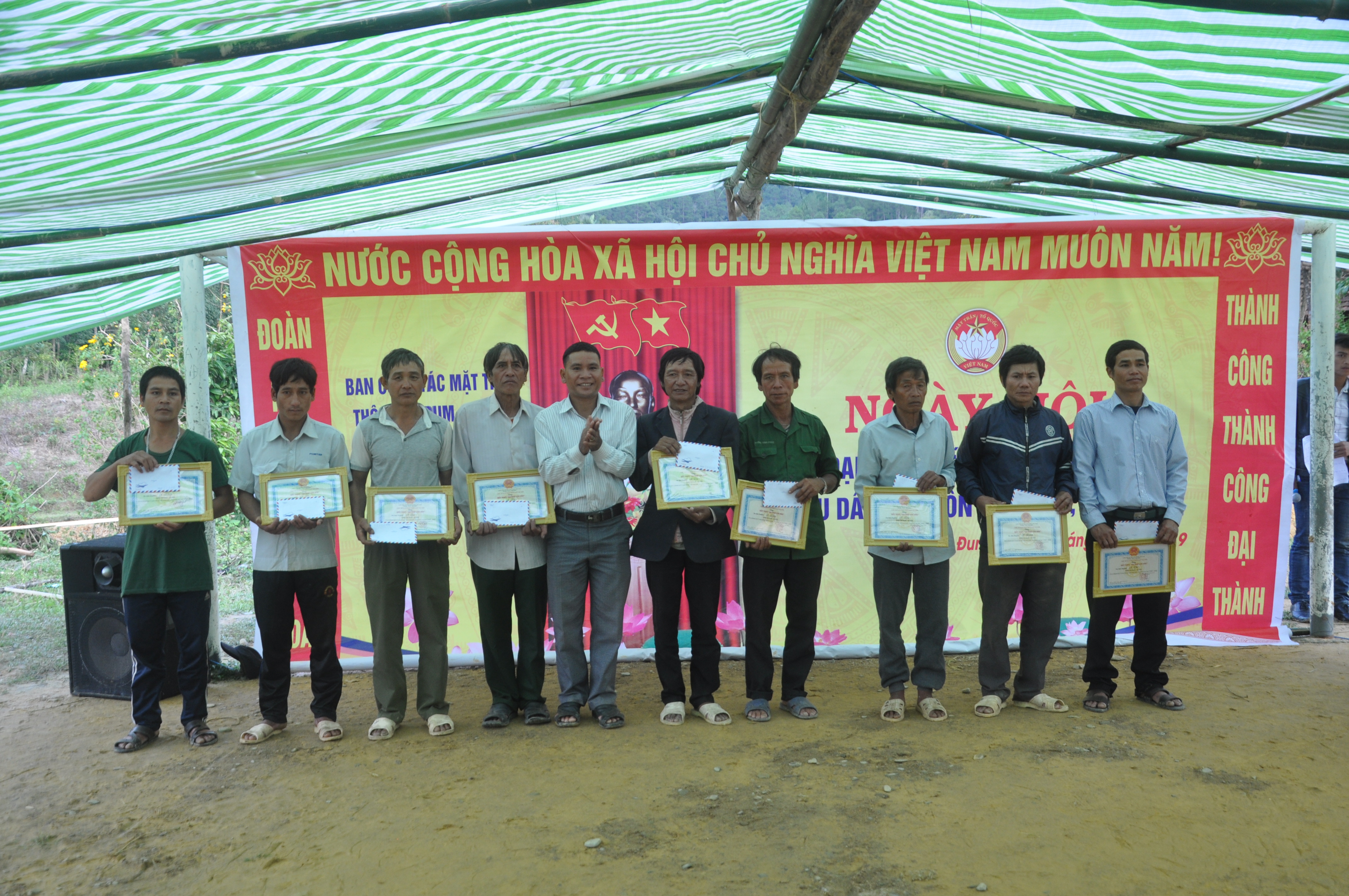 Khen thưởng các hộ gia đình đạt danh hiệu 